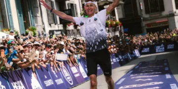 Baptiste Chassagne ชูแขนเข้าเส้นชัย UTMB