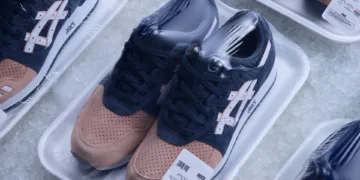 Ronnie Fieg for ASICS GEL-LYTE III Remastered Salmon Toe ภาพเปิด