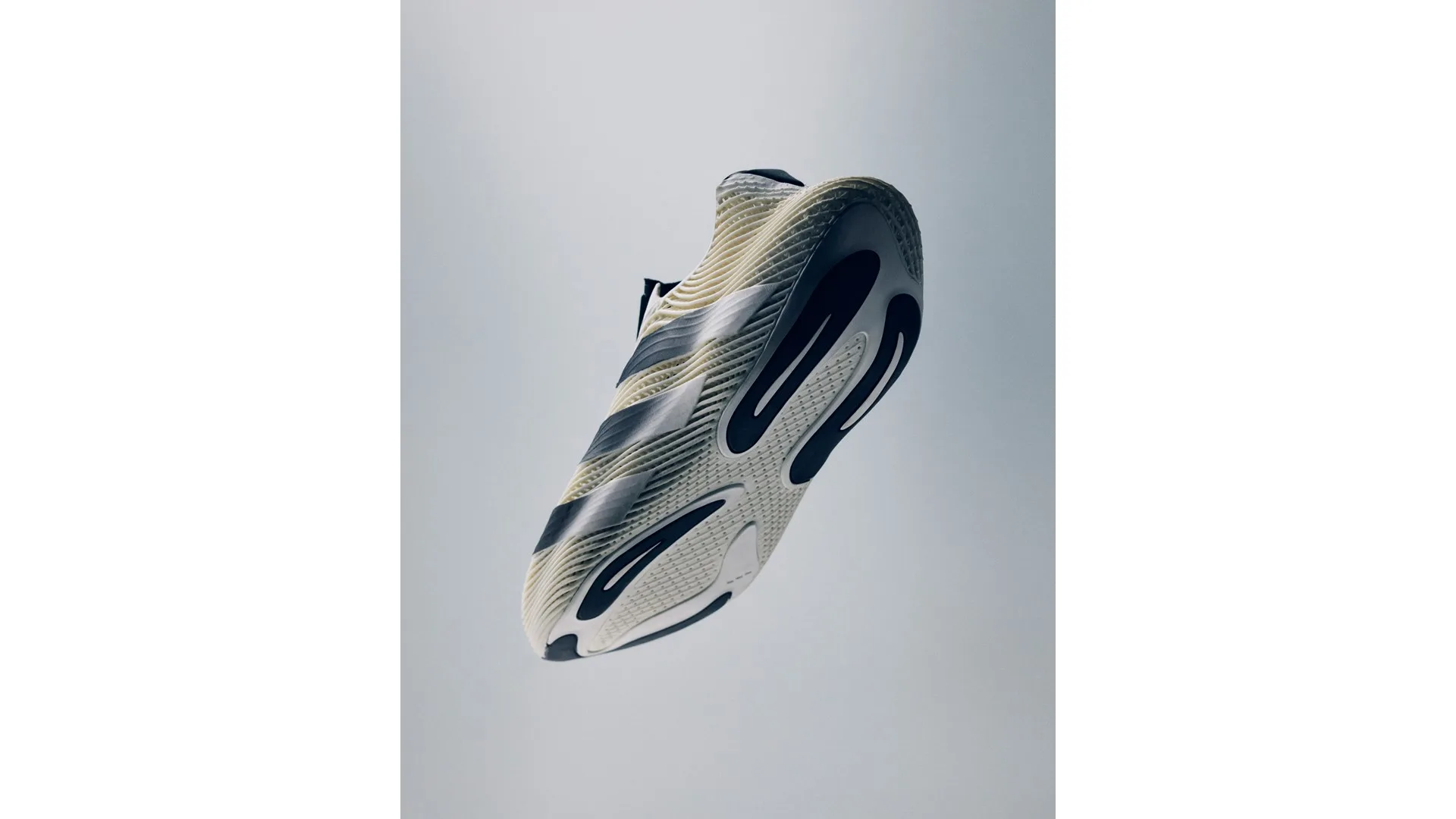 adidas Futurecool มุมด้านข้างและแนวพื้นรองเท้า