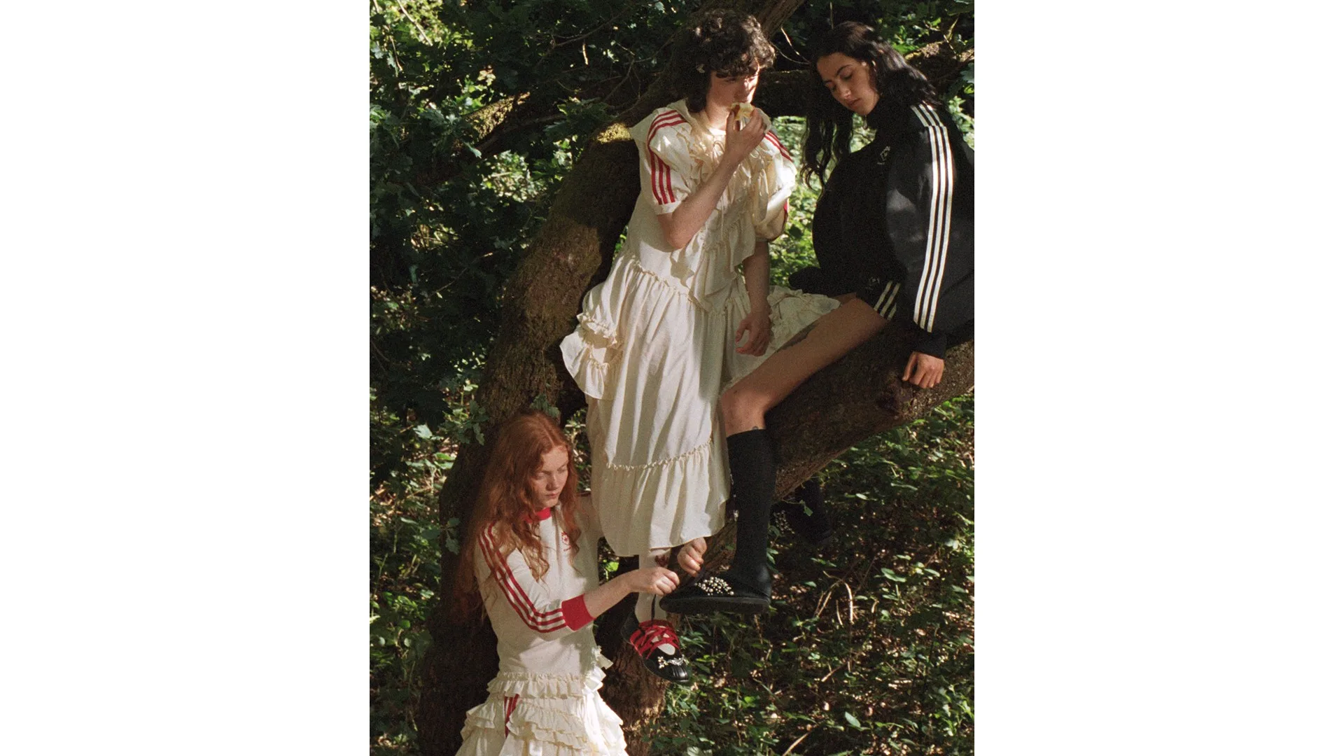 การสวมรองเท้าและเสื้อผ้าในคอลเลกชัน adidas Originals by Simone Rocha FW26
