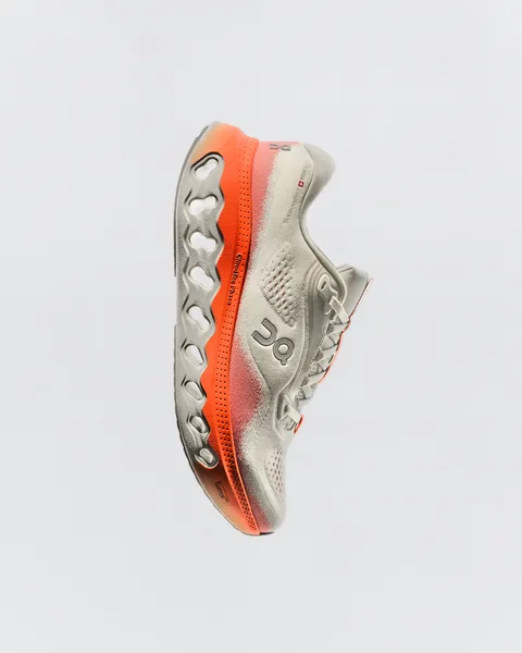 On Cloudsurfer 3 สี Moon Flame โทนขาวและส้ม มุมด้านข้าง