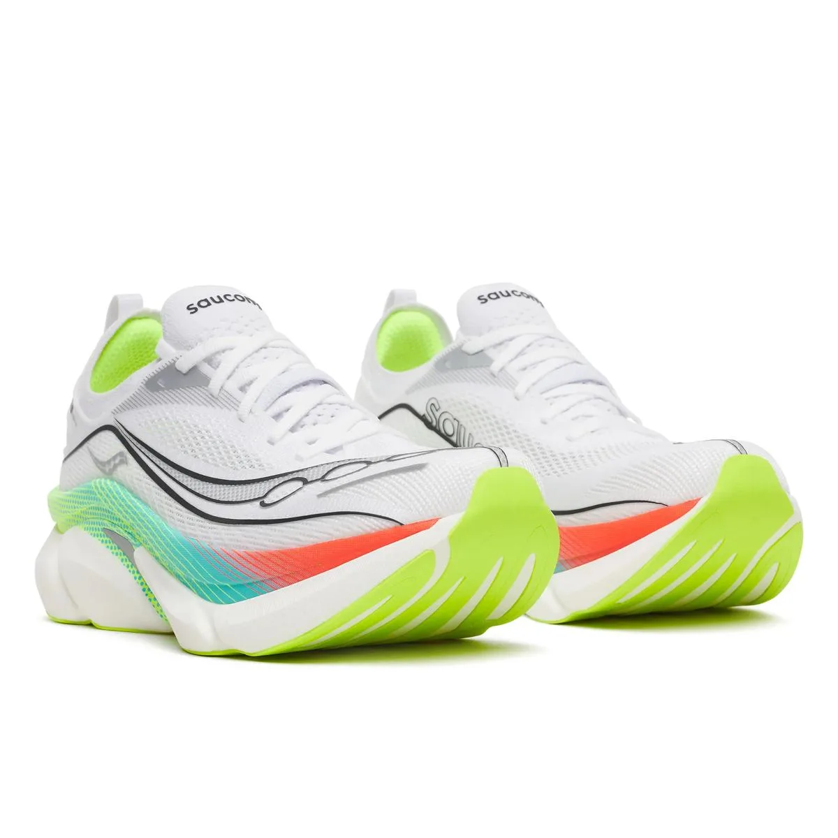 Saucony Endorphin Elite 3 มุมแสดงอัปเปอร์และทรงรองเท้า