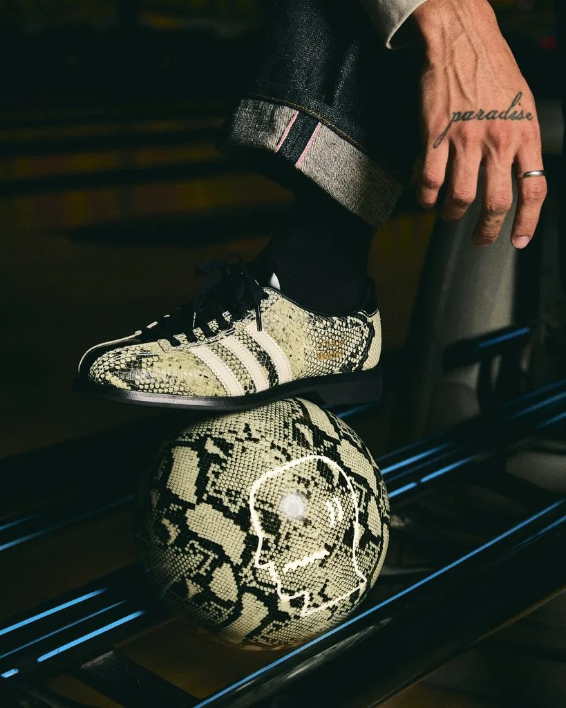 adidas Originals และ Brain Dead นำเสนอรองเท้าทรง Bowling ในสองสีใหม่ ถ่ายทอดดีไซน์สุดโดดเด่นเหนือกรอบ