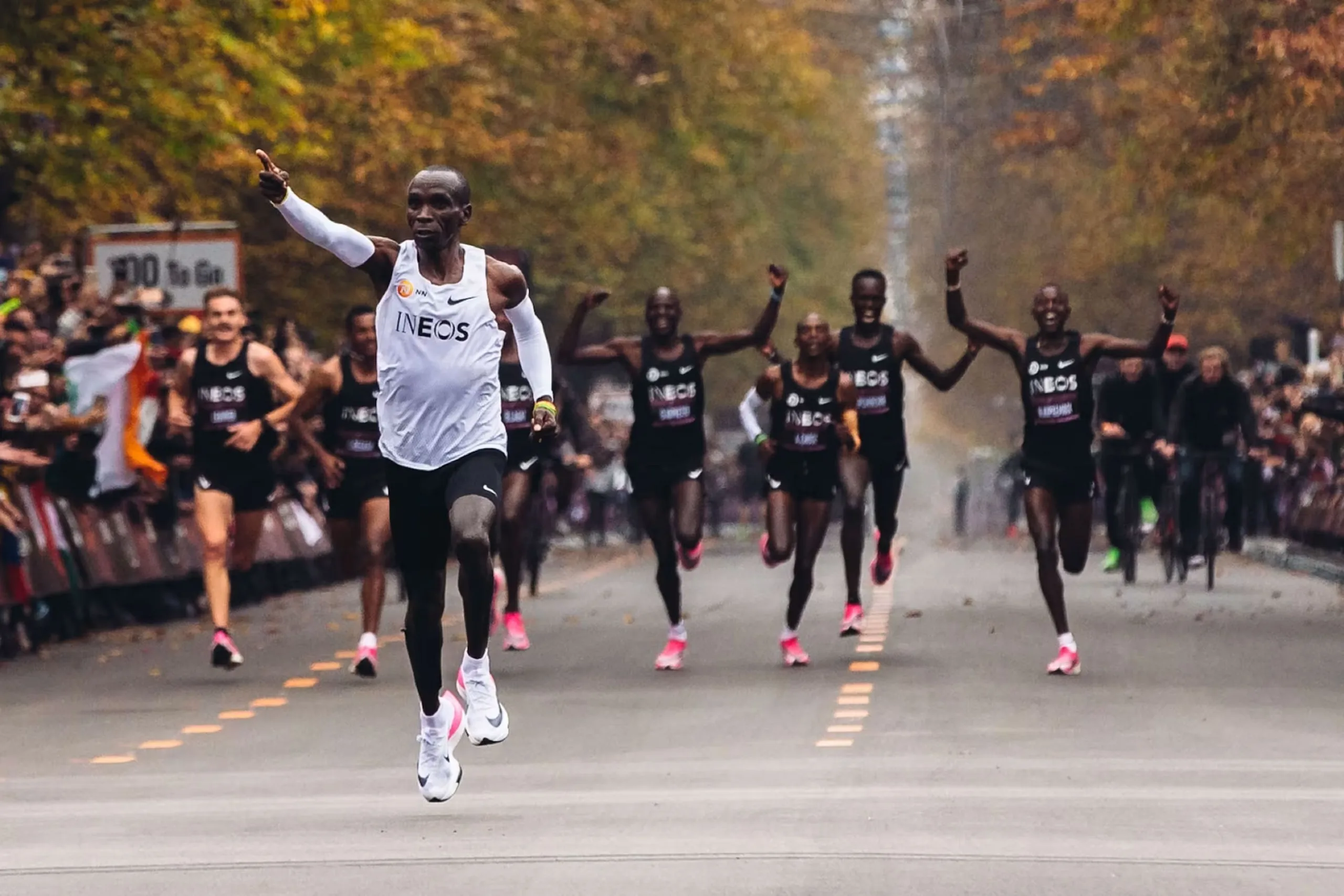 Eliud Kipchoge เข้าเส้นชัยโครงการ INEOS 1:59 ที่เวียนนาในปี 2019