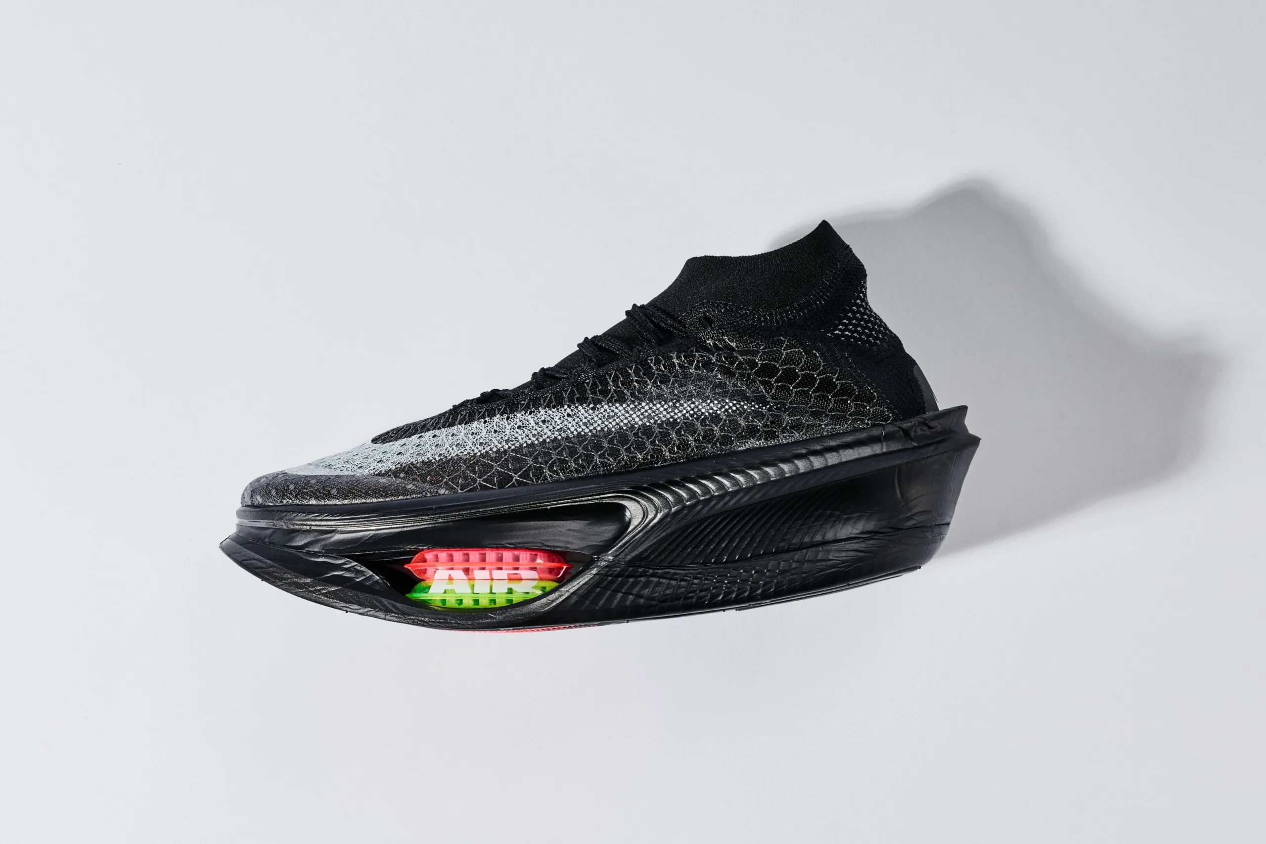 รองเท้าวิ่งแข่งขัน Nike Apex สีดำกับชุด Air Zoom ใต้ฝ่าเท้า