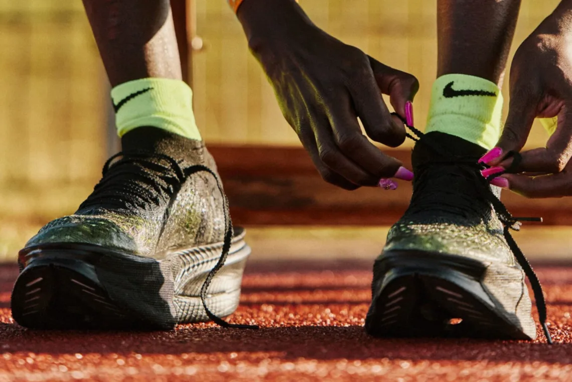 Nike Apex รองเท้าวิ่งแข่งขันที่ใช้โฟม ZoomX LT และชุด Air Zoom