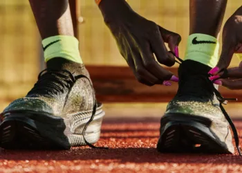 Nike Apex รองเท้าวิ่งแข่งขันที่ใช้โฟม ZoomX LT และชุด Air Zoom