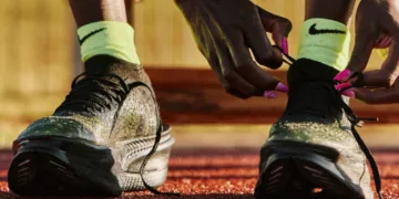 Nike Apex รองเท้าวิ่งแข่งขันที่ใช้โฟม ZoomX LT และชุด Air Zoom