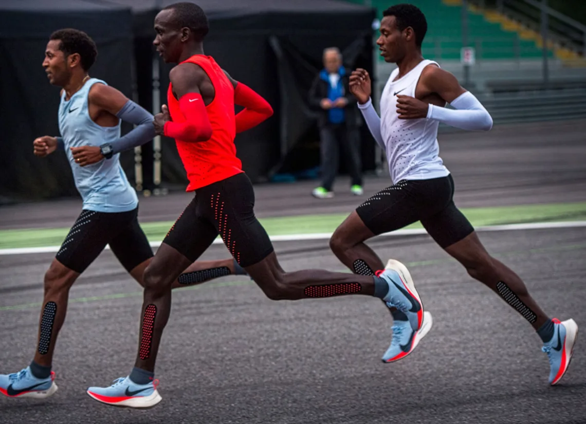 Eliud Kipchoge, Lelisa Desisa และ Zersenay Tadese วิ่งในรองเท้าต้นแบบ Nike Vaporfly Elite ระหว่างโครงการ Breaking2