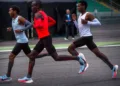 Eliud Kipchoge, Lelisa Desisa และ Zersenay Tadese วิ่งในรองเท้าต้นแบบ Nike Vaporfly Elite ระหว่างโครงการ Breaking2