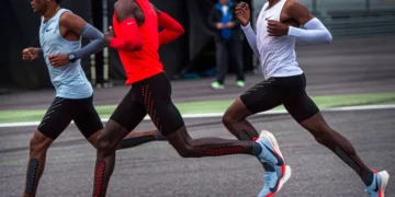 Eliud Kipchoge, Lelisa Desisa และ Zersenay Tadese วิ่งในรองเท้าต้นแบบ Nike Vaporfly Elite ระหว่างโครงการ Breaking2