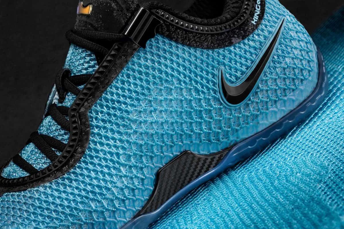 รายละเอียดอัปเปอร์ KingKnit และโลโก้ Swoosh บน LeBron 24