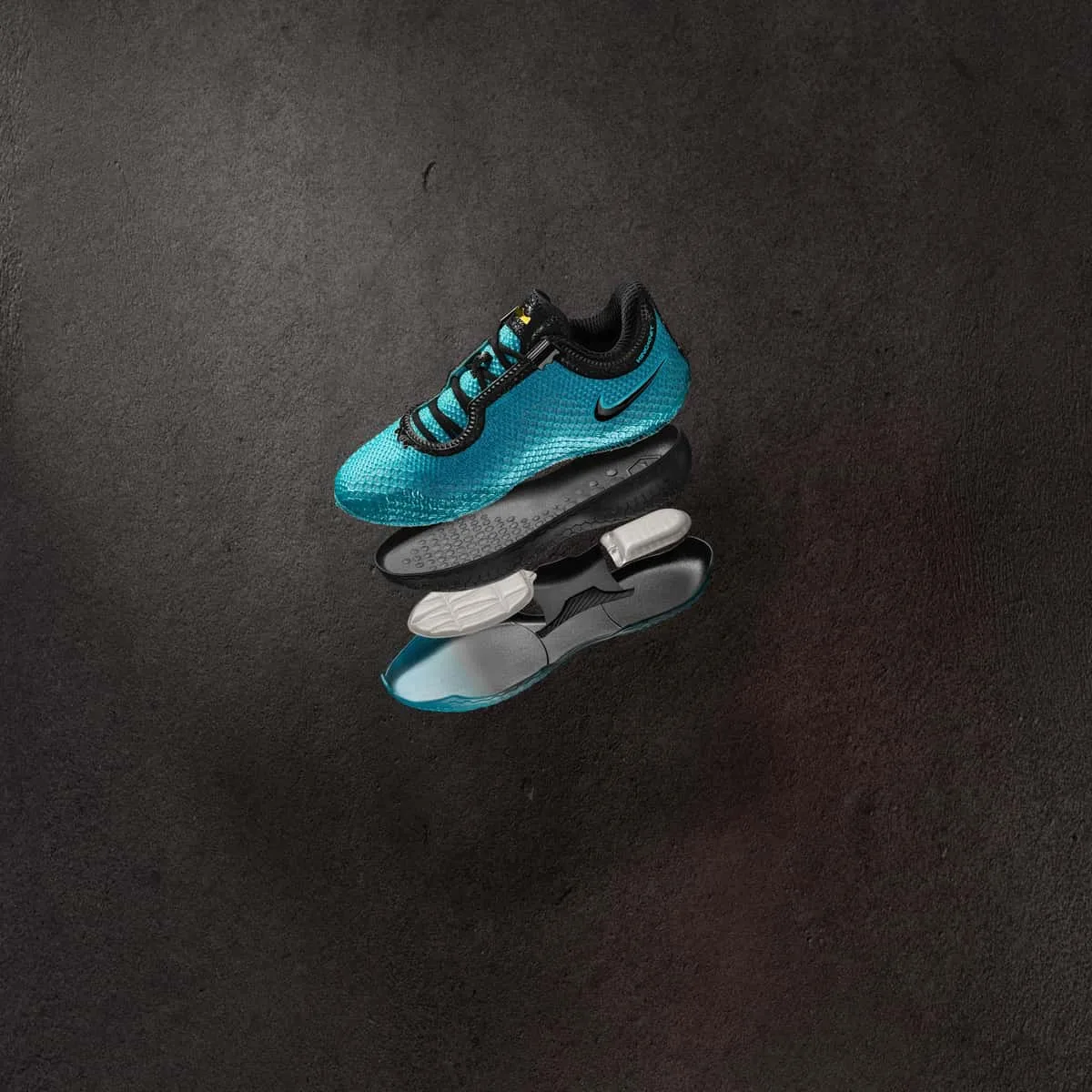 ภาพแยกชั้นโครงสร้าง Nike LeBron 24 แสดงพื้น React และ Air Zoom หน้าเท้ากับส้นเท้า