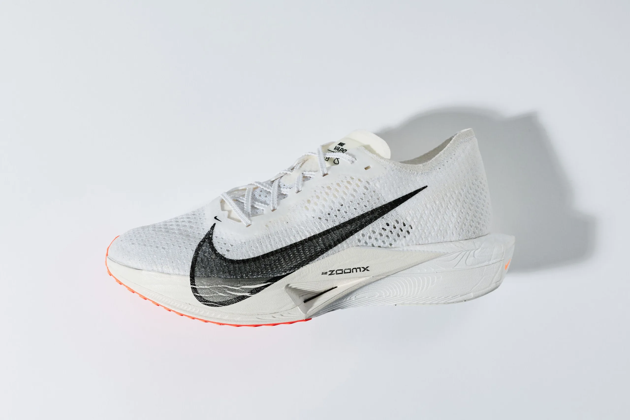 Nike Vaporfly 3 ปี 2023 กับพื้นโฟม ZoomX และอัปเปอร์สีขาว