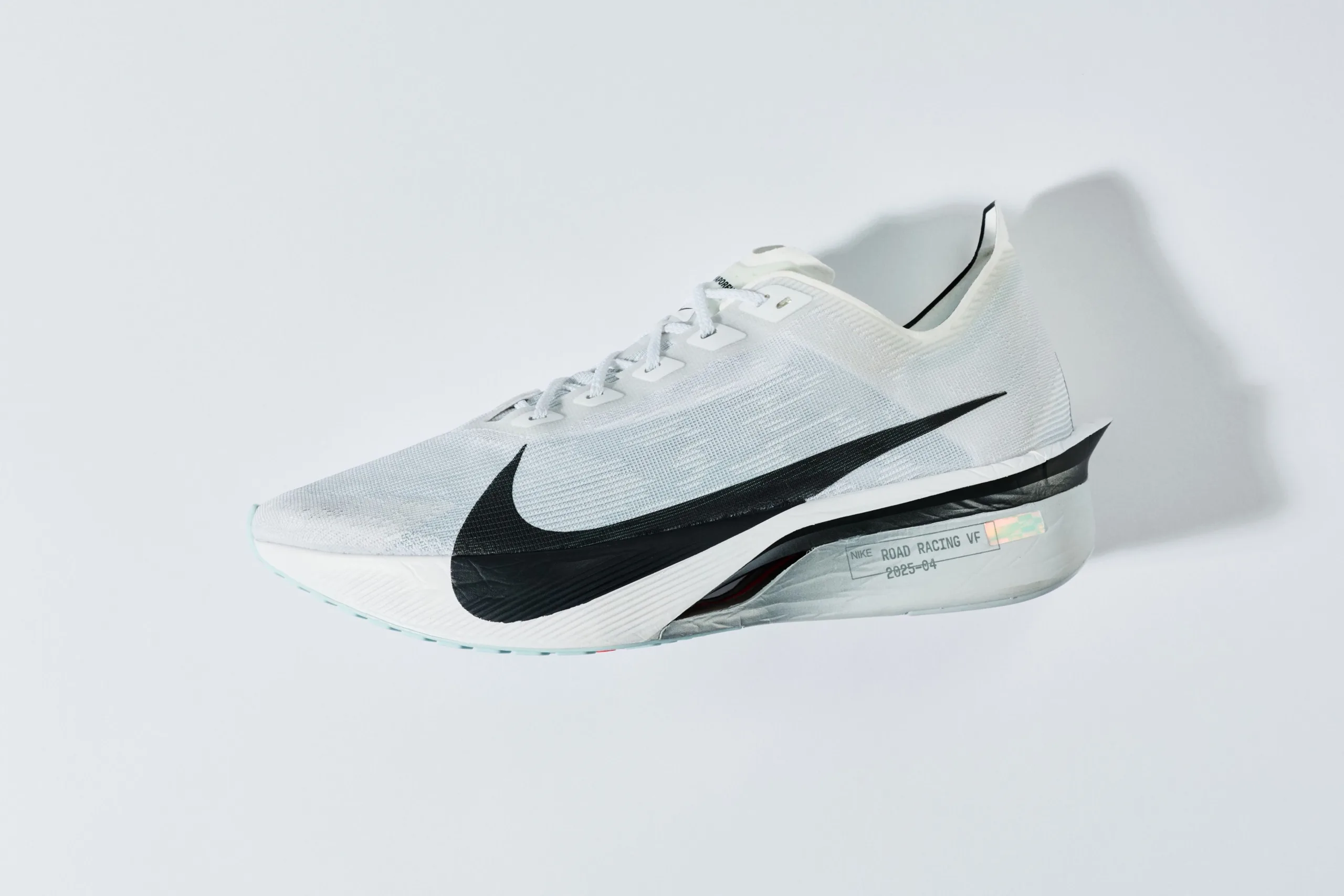 Nike Vaporfly 4 สีขาวดำ ภาพด้านข้างจากบทความประวัติ Super Shoe ของ Nike