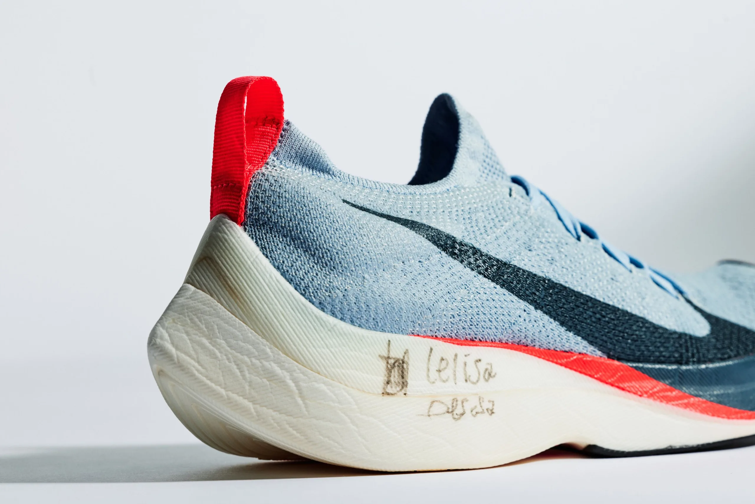 Nike Zoom Vaporfly Elite ปี 2017 กับพื้นโฟม ZoomX และลายเซ็น Lelisa Desisa