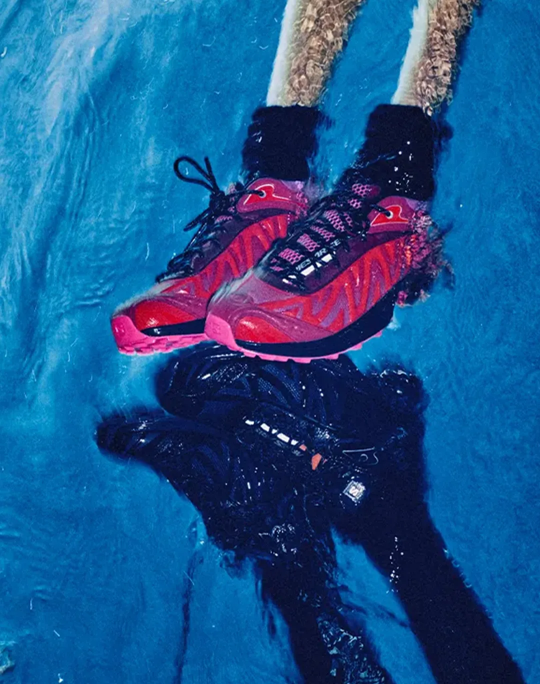 JISOO สวมรองเท้า Salomon คอลเลกชัน IN THE OPEN