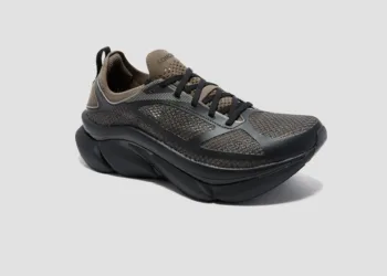 Saucony x yoshiokubo Endorphin Elite 3 สี SEPIA/BLACK มุมเฉียง