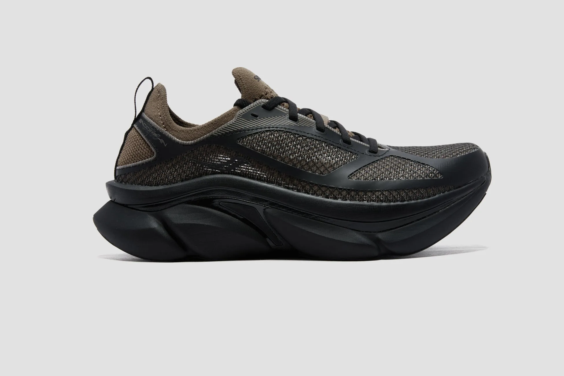 Saucony x yoshiokubo Endorphin Elite 3 สี SEPIA/BLACK อีกมุมของอัปเปอร์