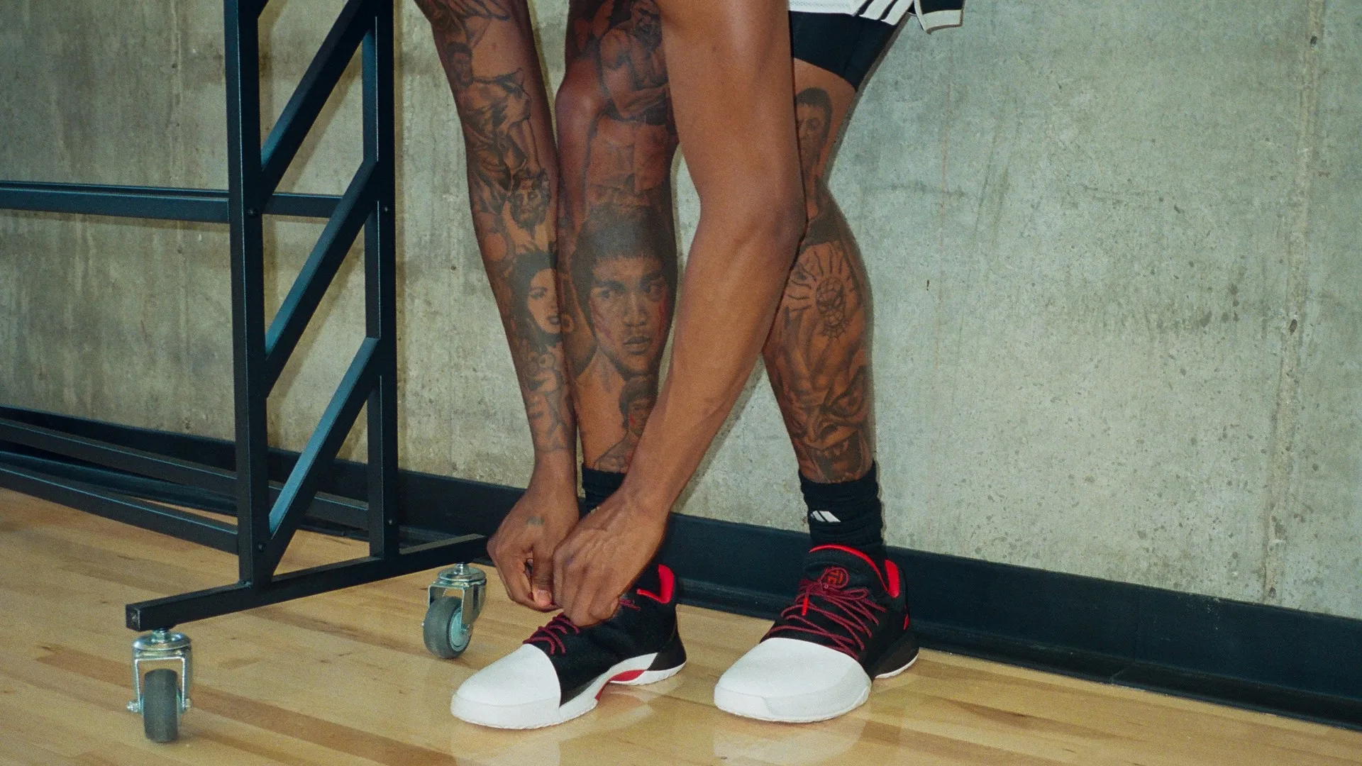 ภาพรองเท้า adidas Harden Vol. 1 Pioneer ขณะสวมในสนามบาสเกตบอล
