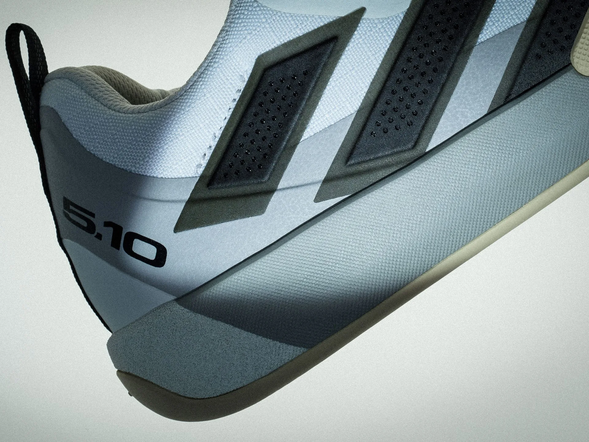 รายละเอียดโลโก้ adidas และ Five Ten บนรองเท้า FREERIDER